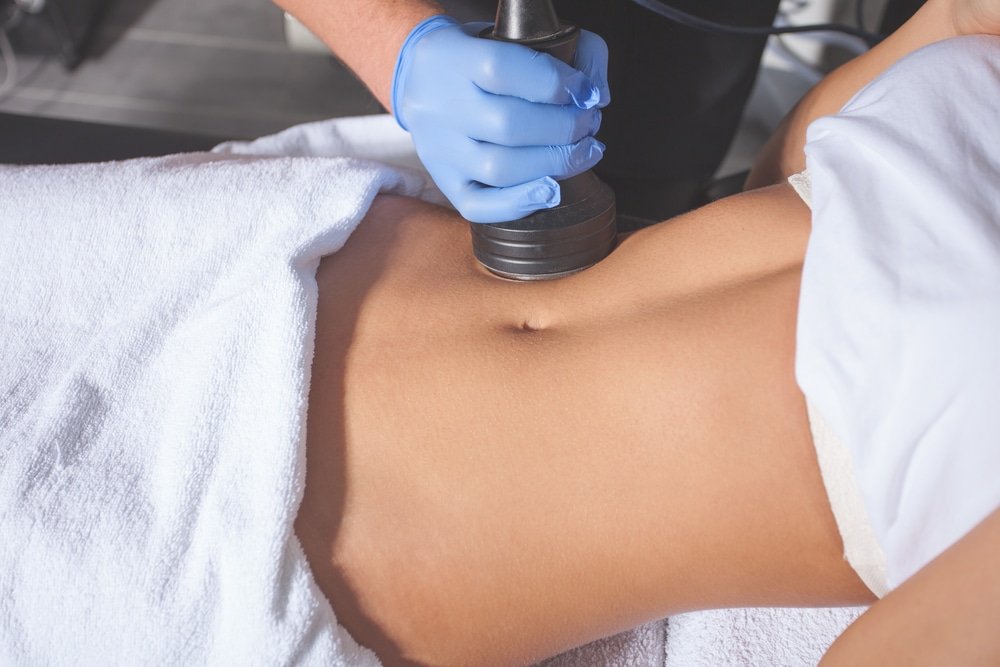 Buikbehandeling met apparaat tijdens lipo massage om vet te verbranden en huid strakker te maken